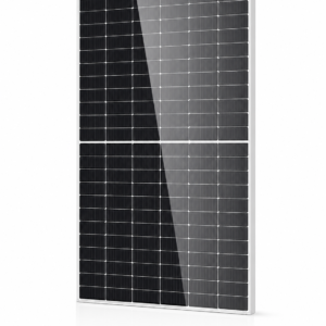 Монокристален соларен панел DMEGC Solar 620W Bi-facial N-Type — лицева страна, страничен изглед с отражение на светлината